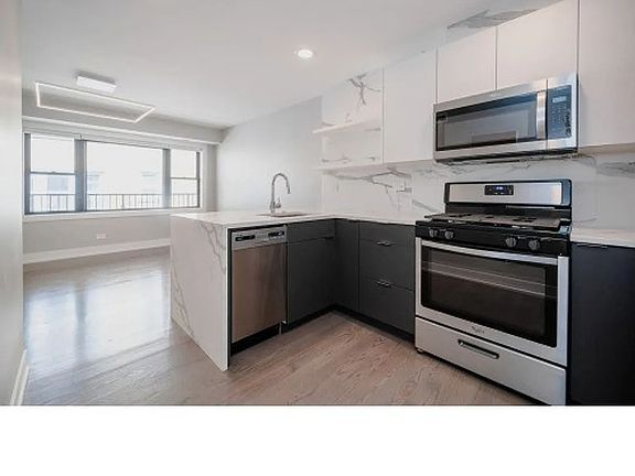 5th image of 4423 N Ashland Ave #201