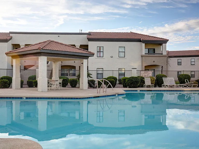 San Martin Apartments — Photo 11