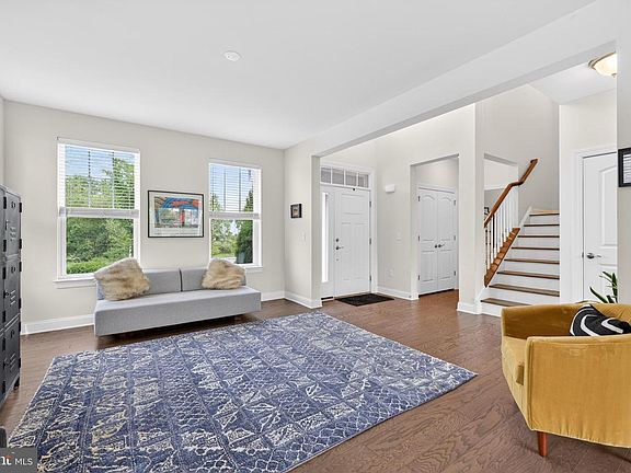4th image of 302 Hidden Meadow Dr
