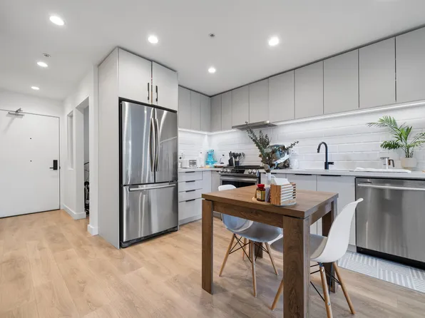 3038 Saint George St #303, Pt Moody, BC V3H 2H3
