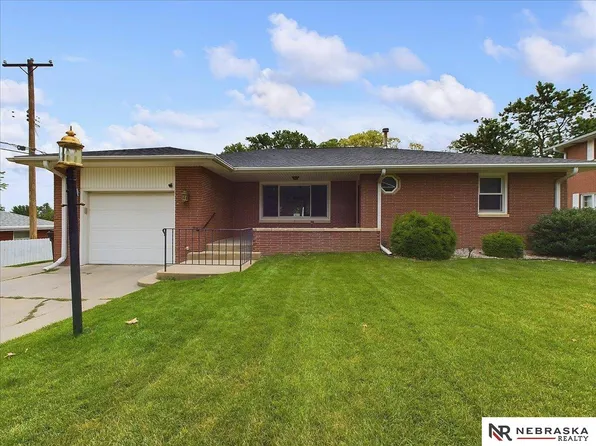 324 Dale Dr, Lincoln, NE 68510