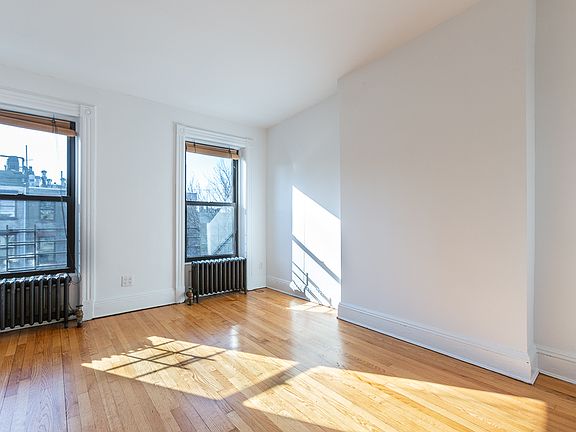 3rd image of 922 President St APT 5