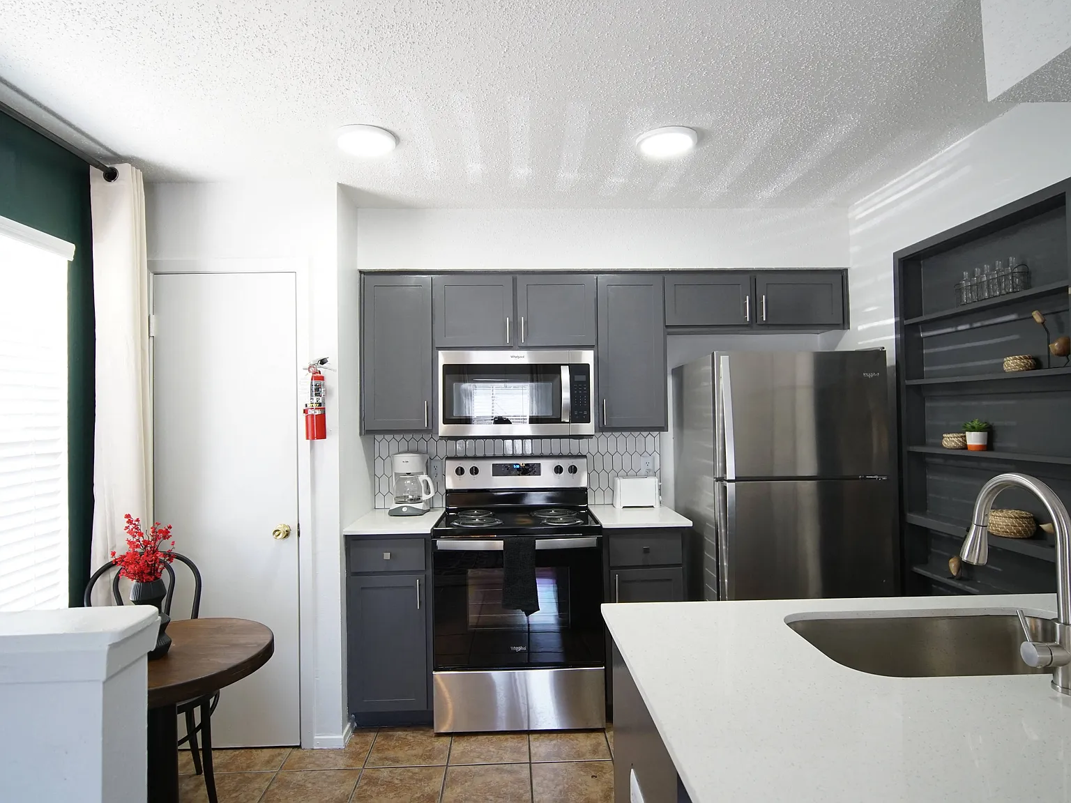 Town Lake Villas — Photo 3