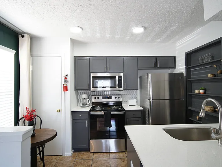 Town Lake Villas — Photo 3