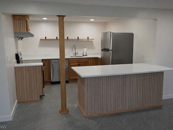 3rd image of 699 Lillian Rd