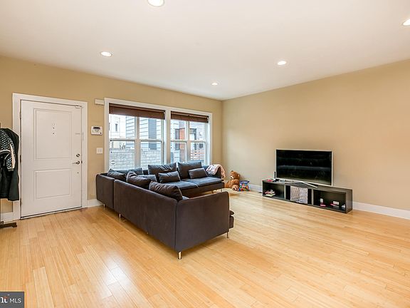 4th image of 1108 Greenwich St