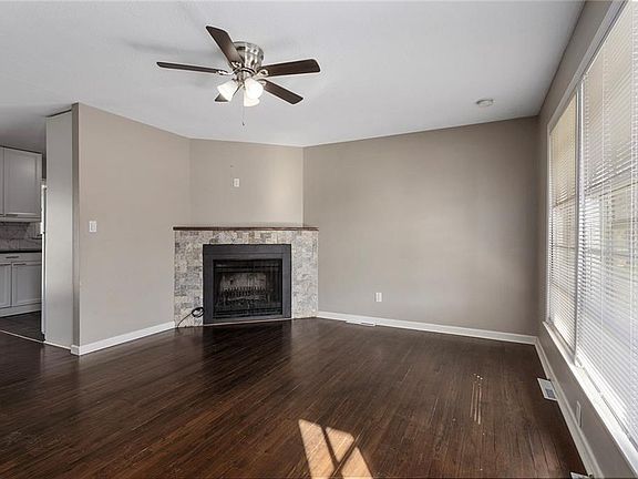 3rd image of 902 SW Lea Dr