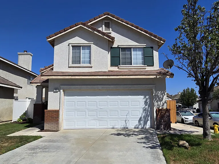 901 Acorn Ln — Photo 1