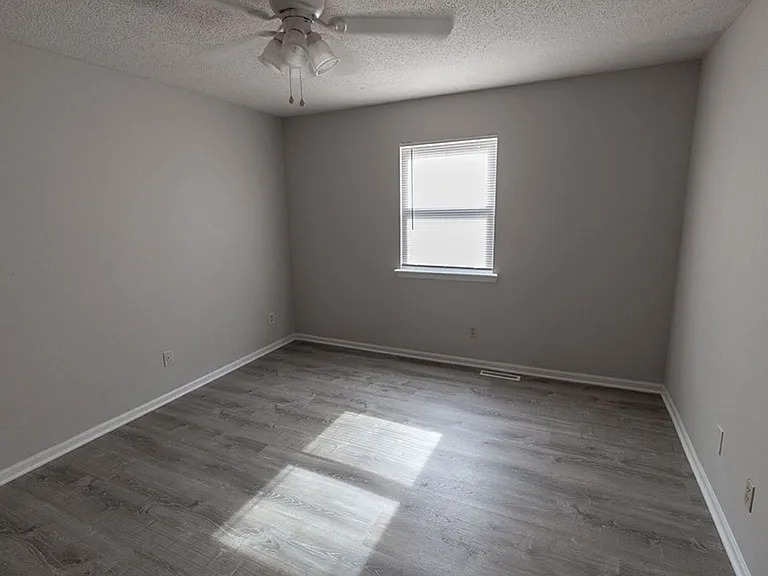 1913-1915 Greenleaves Ct — Photo 13