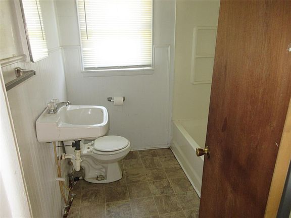 5th image of 301 E Tennyson Ave