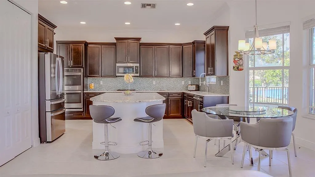 4 bed, 3714 sqft, $6,300 — Photo 3