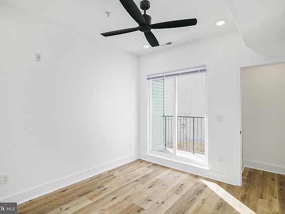 4th image of 640 Moore St Unit 201
