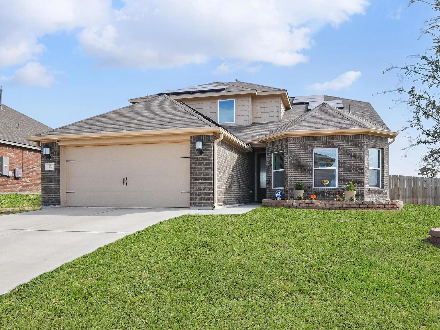 4 bed, 2.5 bath, 2258 sqft, $2,950 — Photo 2