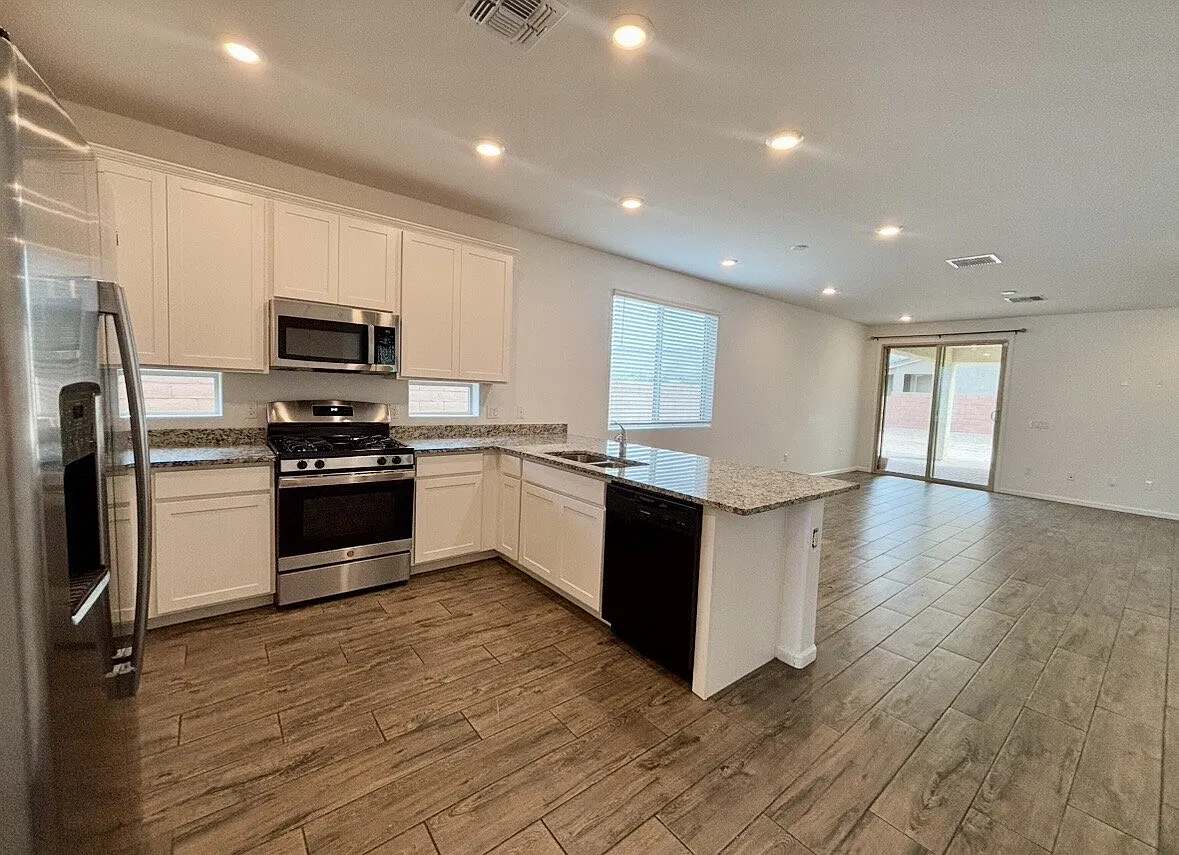 5 bed, 3.0 bath, 1939 sqft, $2,395 — Photo 4