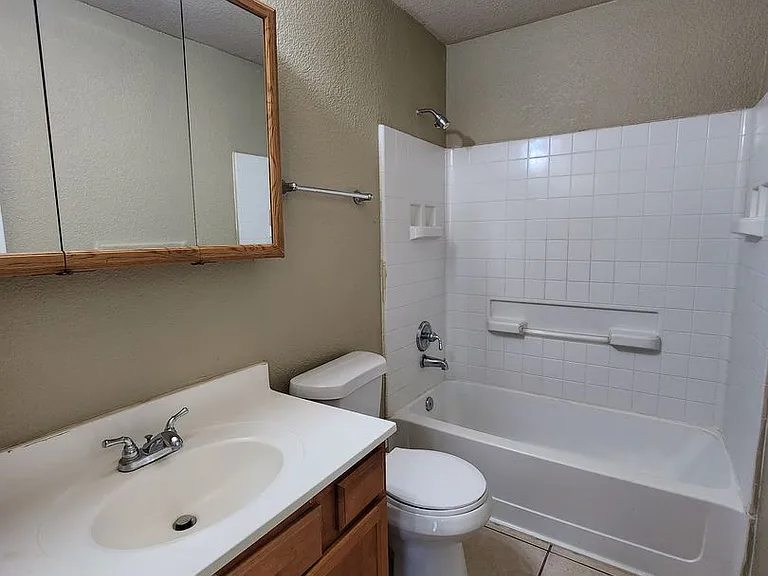 Roomy 3 Bedroom Duplex In S. Fort Worth — Photo 13