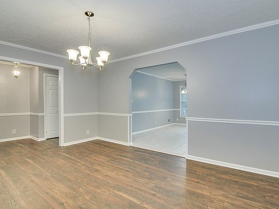3rd image of 127 Highland Forest Dr
