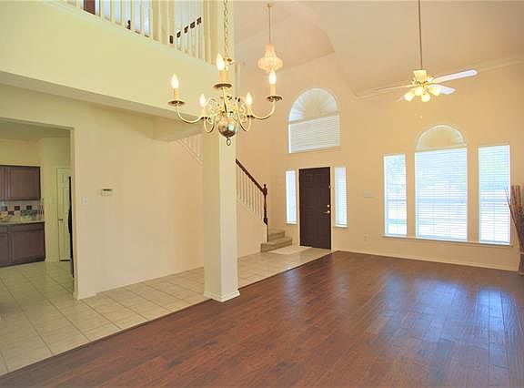 5th image of 910 Crested Cove Dr
