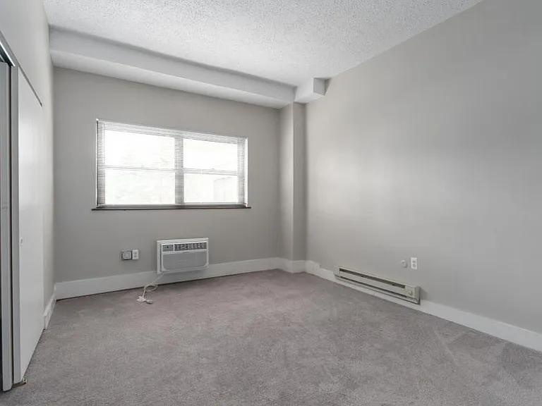 Courtside Square Apartments and Suites — Photo 12