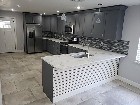 Large designer kitchen w/ upgraded 36" cabinets.