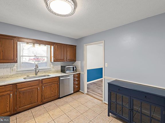 3rd image of 108 Columbia Cir