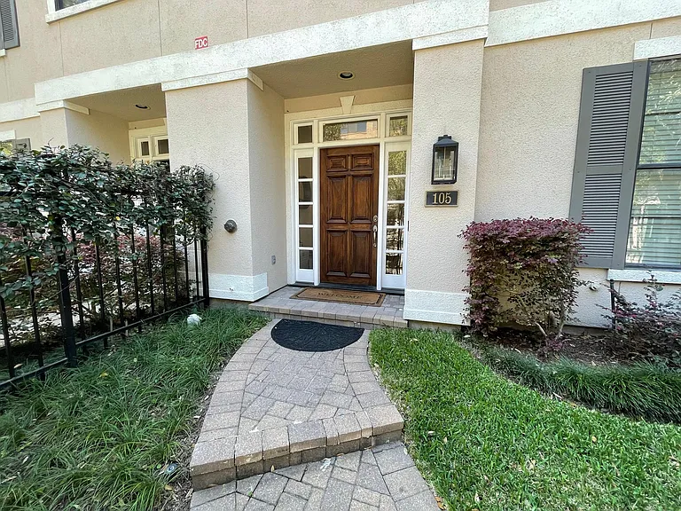 Front entrance. The HOA takes care of the yard.
