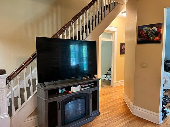 5th image of 1623 E Broadway St