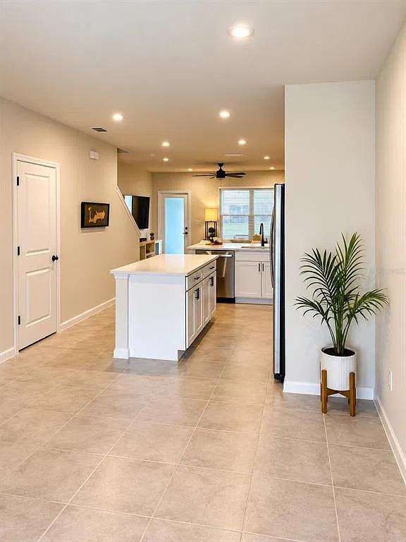 3 bed, 2.5 bath, 1207 sqft, $2,280 — Photo 2