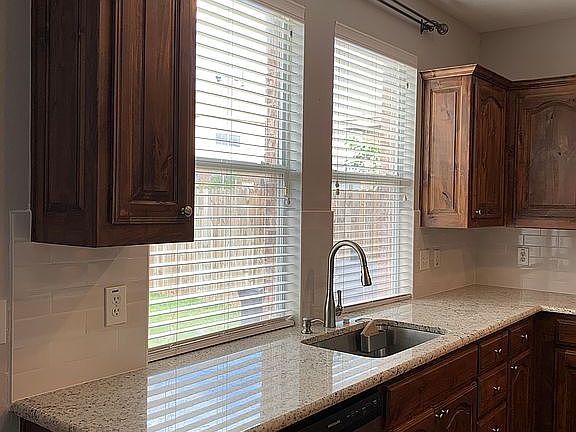 5th image of 10013 Tulare Ln