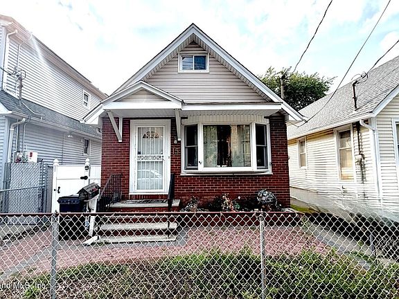 3rd image of 15 Sweetwater Ave