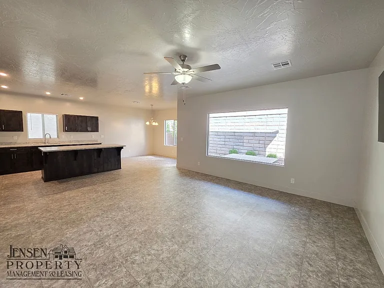528 S Riverbed Dr — Photo 6