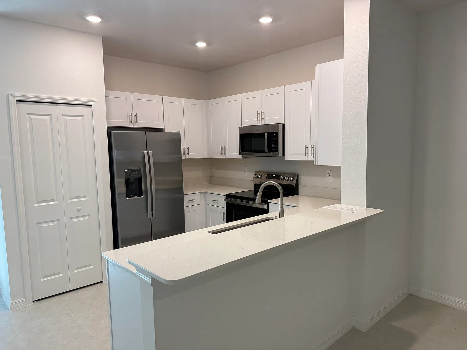 3 bed, 2.5 bath, 1666 sqft, $1,990 — Photo 2