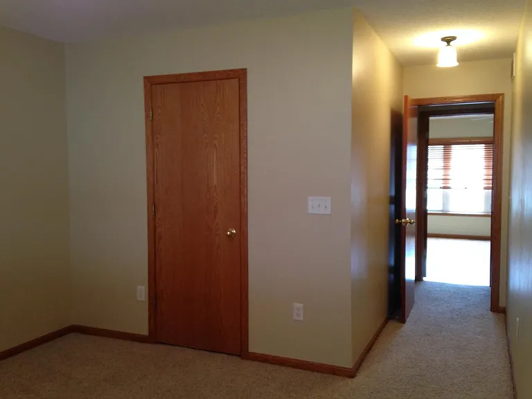 2103 Linden Trl — Photo 3