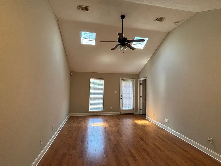 823 Bryan Cir — Photo 2