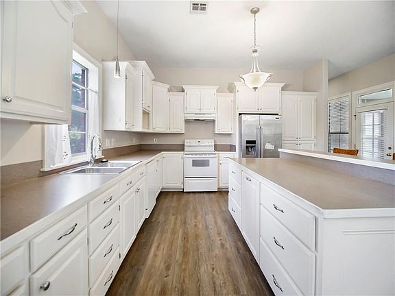 5th image of 4054 Evergreen St