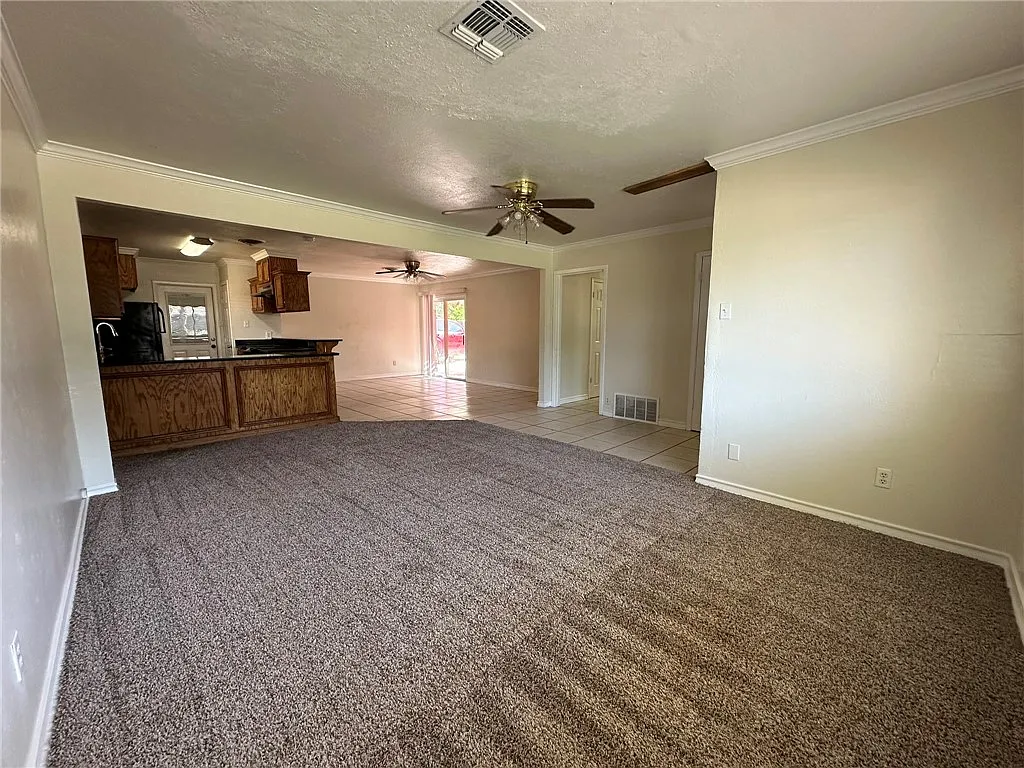 3 bed, 2.0 bath, 1425 sqft, $2,000 — Photo 4