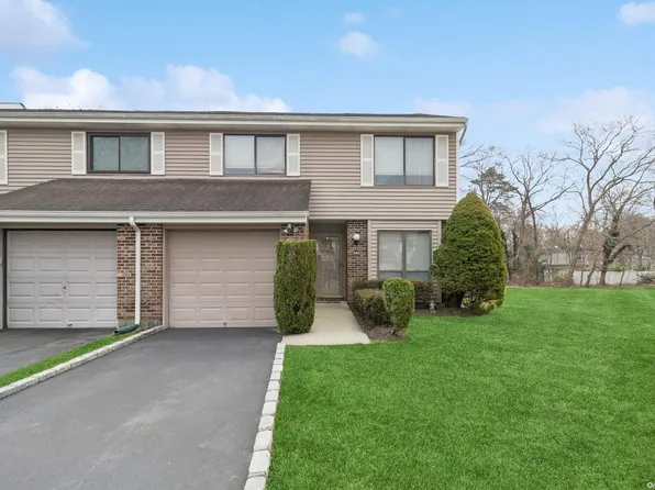 242 Pond View Lane #242, Smithtown, NY 11787