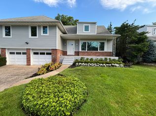 890 Carol Ct, Woodmere, NY 11598