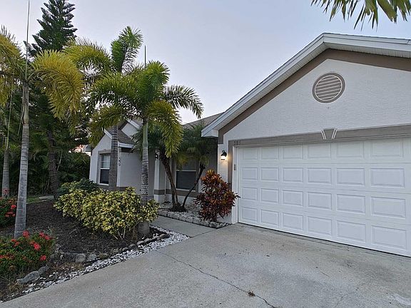 3rd image of 585 NW Floresta Drive