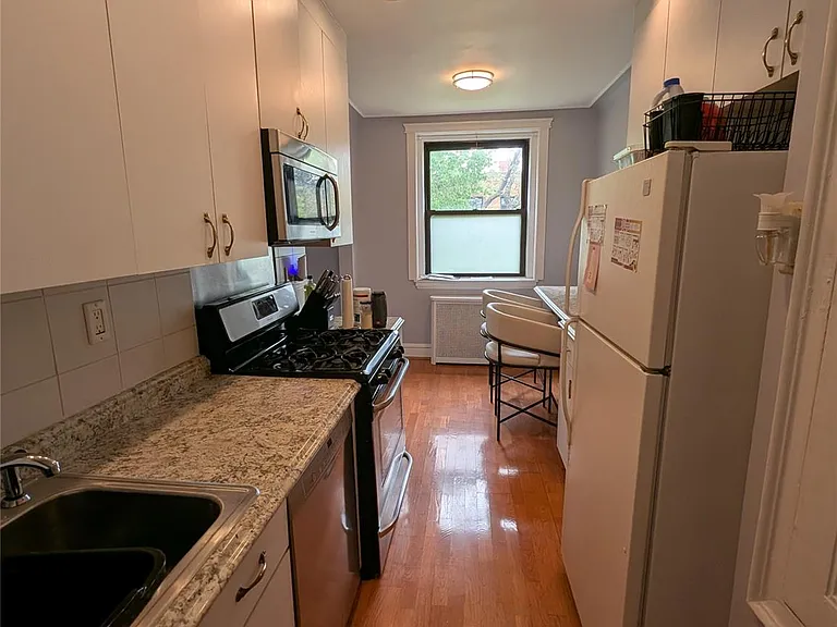 11 Greenridge Ave #D5 — Photo 2