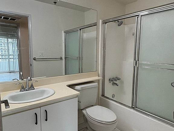 5th image of 686 S Ardmore Ave APT 404