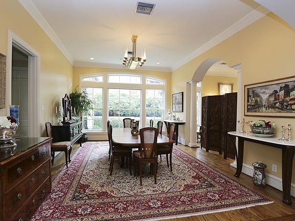 Formal Dining Room 
19'x 14"
Spacious room to host family dinners or have that special party that you always wanted but never had enough space. Hardwoods,Alabaster Chandelier, large and light-filled room.