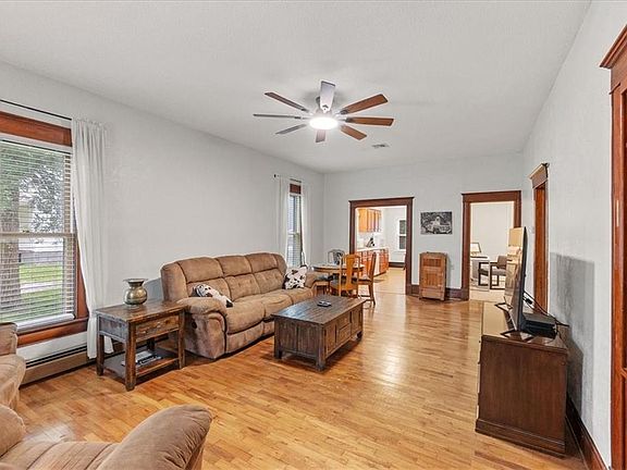 4th image of 340 W 3rd St
