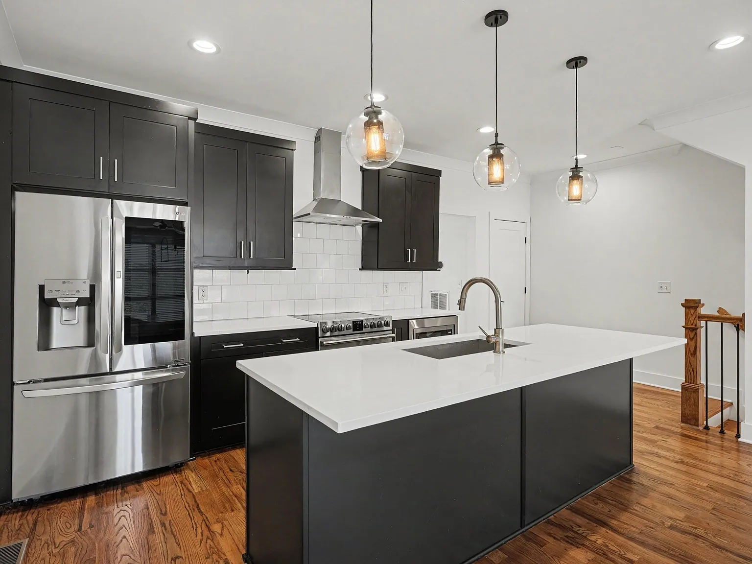 3 bed, 3.0 bath, 2033 sqft, $3,200 — Photo 2
