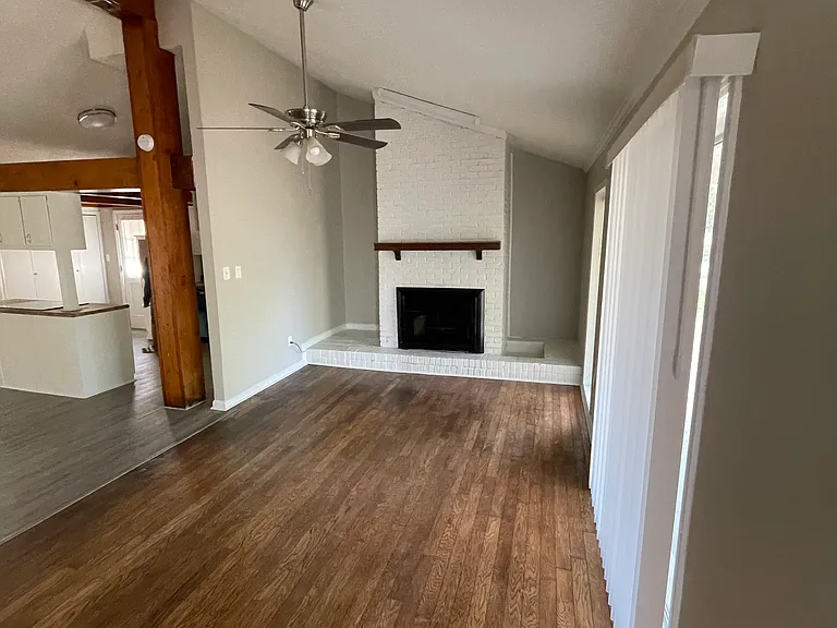 1358 Bennington Dr — Photo 2