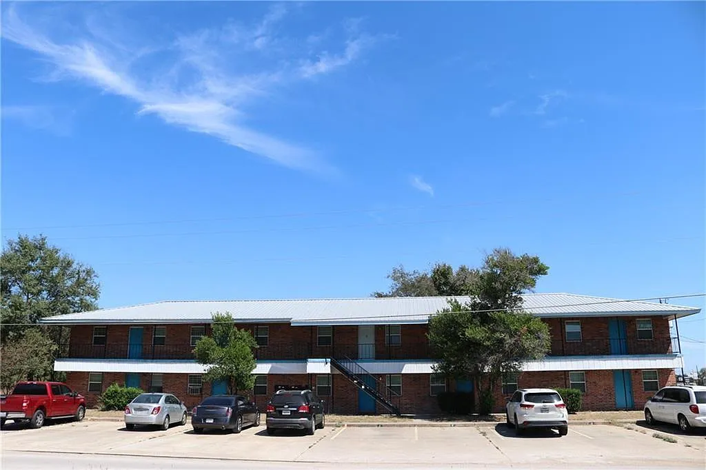 2 bed, 1.0 bath, 648 sqft, $800 — Photo 2
