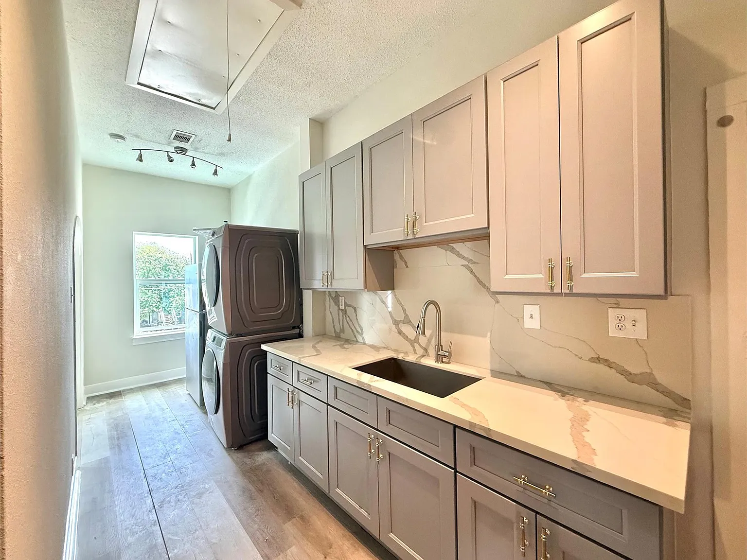 2 bed, 1.0 bath, 700 sqft, $1,350 — Photo 1