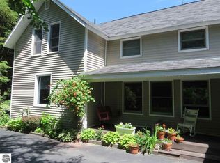1633 S Maple Bluffs Ct, Suttons Bay, MI 49682