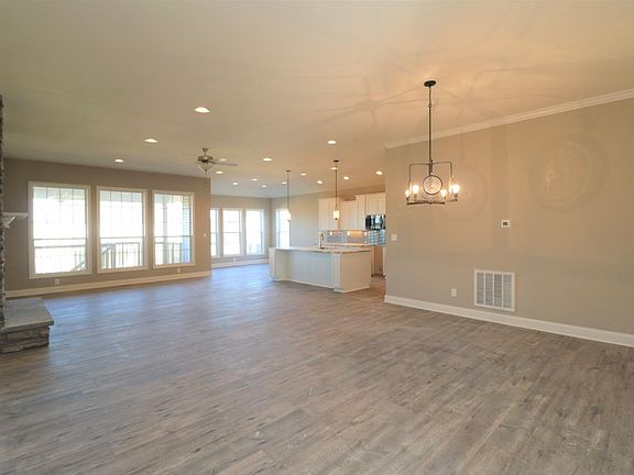 4th image of 807 Hollyhock Dr