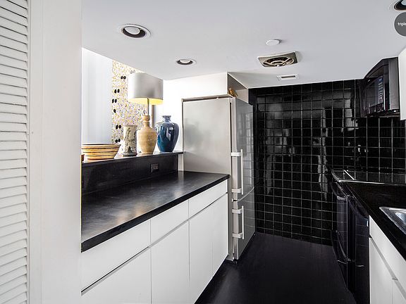 3rd image of 12 E 14th St APT 2A