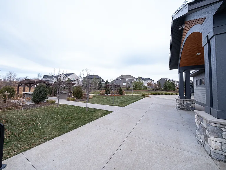 18371 Glastonbury Dr — Photo 32